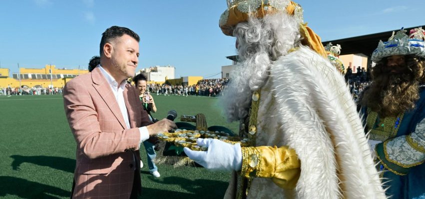 Teodoro Sosa, alcalde de Gáldar, entrega a Melchor la llave mágica de la ciudad