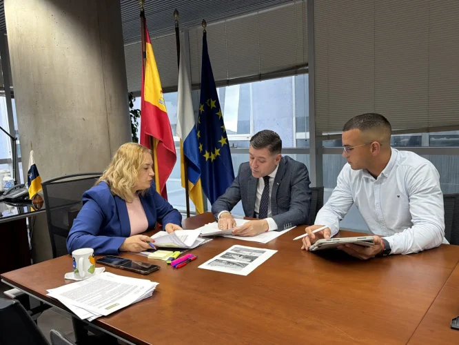 Teodoro Sosa, Alcalde De Gáldar, Junto Con Eleazar Rodríguez, Concejal De Vivienda, Y Pino De León, Directora Del Icavi