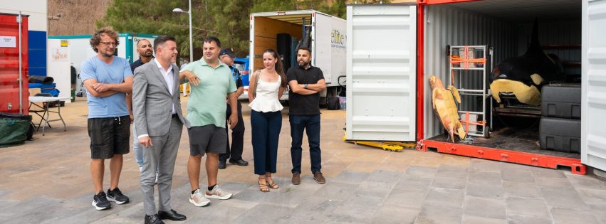 Teodoro Sosa alcalde de Gáldar los concejales Valeria Guerra y Ulises Miranda junto a personal de la película Mareas Negras en Sardina