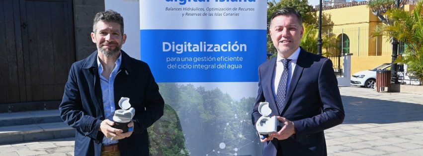 Teodoro Sosa alcalde de Gáldar y Fran Blanco director de Aqualia Canarias con los nuevos telecontadores en la Plaza de San Isidro