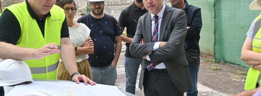 Teodoro Sosa alcalde de Gáldar y el concejal de Urbanismo Heriberto Reyes junto a los técnicos de la obra en el parque urbano Teodoro Sosa alcalde de Gáldar y el concejal de Urbanismo Heriberto Reyes junto a los técnicos de la obra en el parque urbano