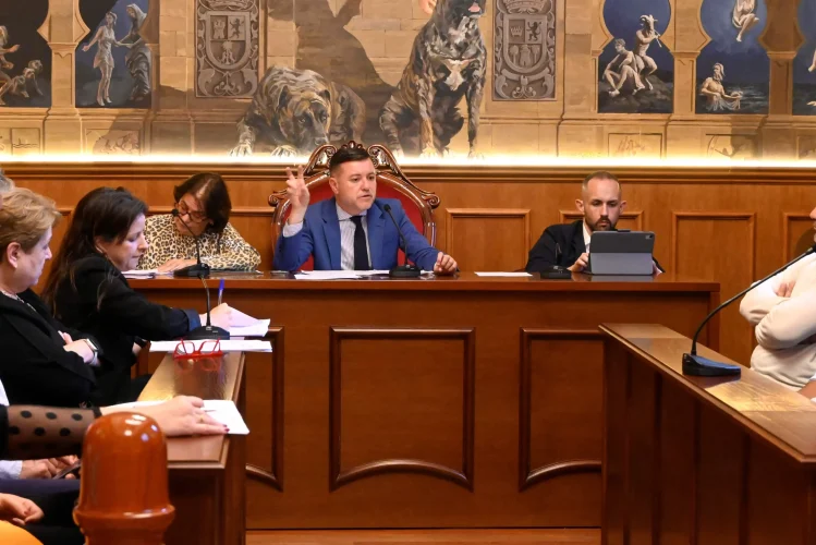 Teodoro Sosa, En El Pleno, Con Julio Mateo A La Derecha Y Valeria Guerra A La Izquierda
