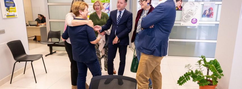 Teodoro Sosa en el centro con Candelaria Delgado a la derecha en la sede de Servicios Sociales del Ayuntamiento de Gáldar