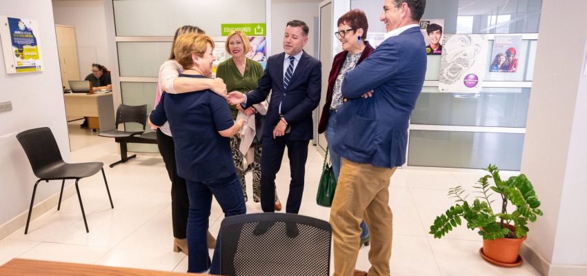 Teodoro Sosa en el centro con Candelaria Delgado a la derecha en la sede de Servicios Sociales del Ayuntamiento de Gáldar