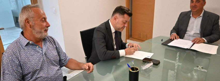 Teodoro Sosa en el centro durante la firma del acuerdo con la familia Samsó en Notaría