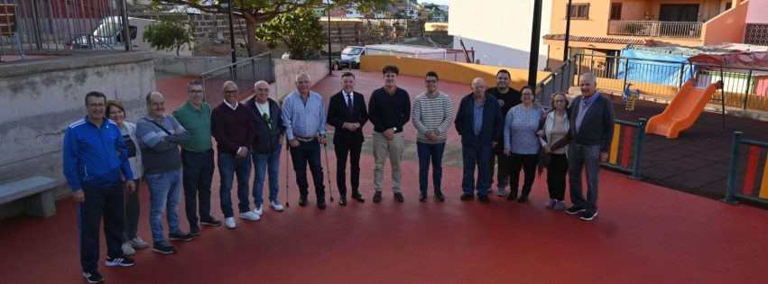 Teodoro Sosa junto a la corporación municipal y vecinos de Las Majadillas en la Plaza Panchito Reyes