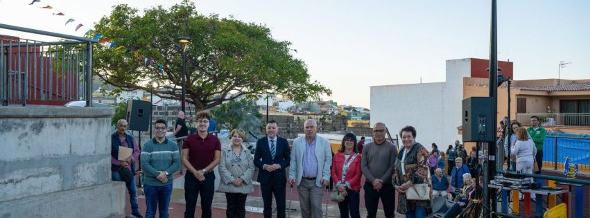 Teodoro Sosa, la corporación municipal y representantes vecinales en la Plaza Panchito Reyes de Las Majadillas