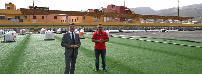 Teodoro Sosa y Ancor Bolaños, en la colocación del nuevo césped del Estadio de Barrial Teodoro Sosa y Ancor Bolaños, en la colocación del nuevo césped del Estadio de Barrial