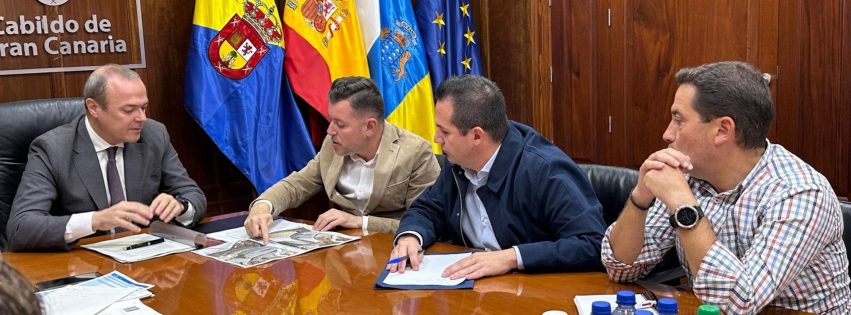 Teodoro Sosa y Augusto Hidalgo, durante la reunión en presencia del concejal de Urbanismo, Heriberto Reyes, y un técnico municipal