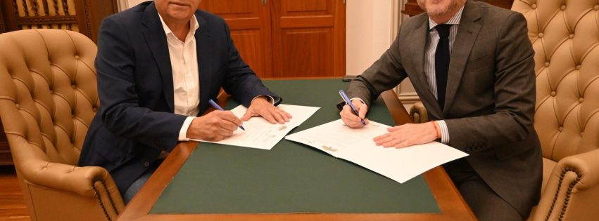 Teodoro Sosa y Germán Morales firman el convenio entre el Rally Islas Canarias y el Ayuntamiento de Gáldar