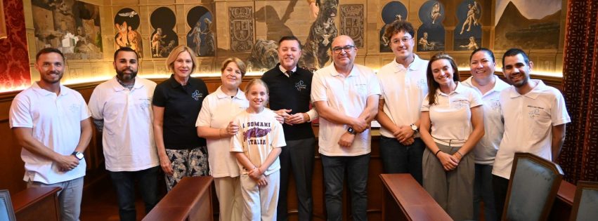 Teodoro Sosa y José Juan Jerez en el centro en el Salón de Plenos con concejales y miembros de Pequeño Valiente