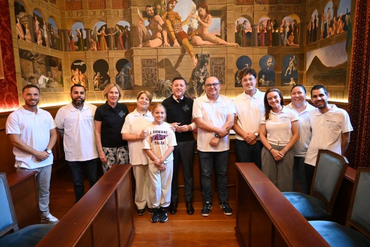 Teodoro Sosa Y José Juan Jerez En El Centro En El Salón De Plenos Con Concejales Y Miembros De Pequeño Valiente