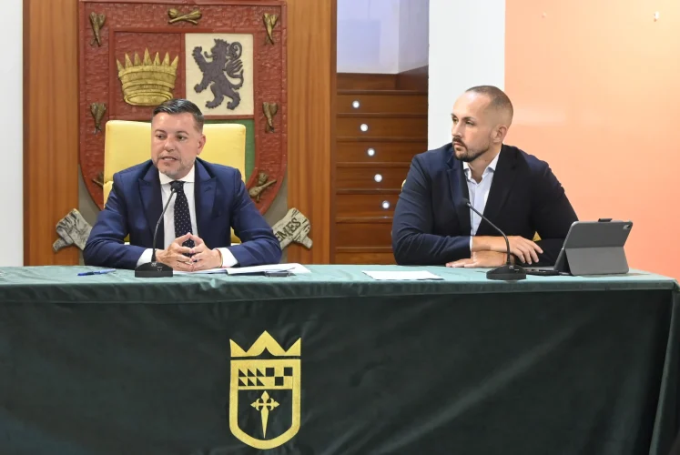 Teodoro Sosa Y Julio Mateo, Durante La Sesión Plenaria De Junio En El Ayuntamiento De Gáldar
