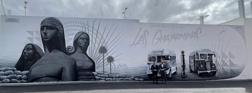 Teodoro Sosa y Julio Mateo en el mural de la Bajada de Las Guayarminas