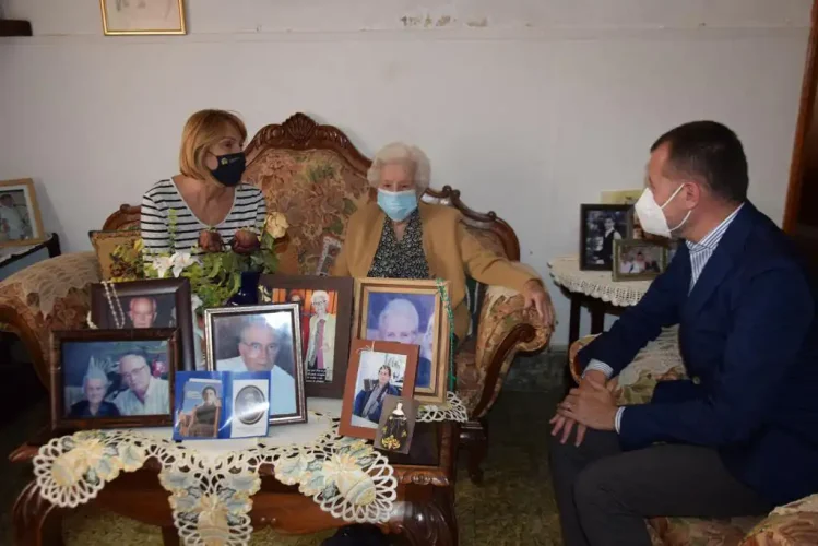 Teodoro Sosa Y Lola Delgada, Concejala Del Mayor, Visitan A Carmen Ramírez