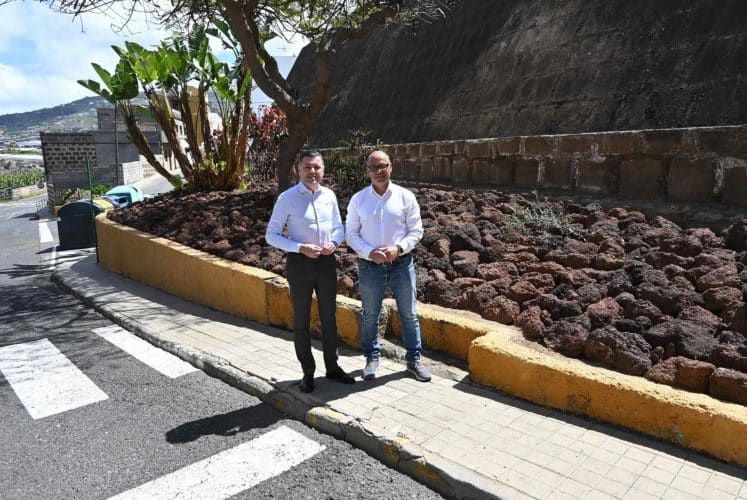 Teodoro Sosa Y Nicolás Mederos En El Jardín Del Entorno De La Sociedad De Barrial