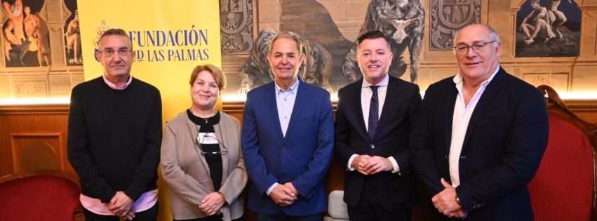 Teodoro Sosa y Nicolás Ortega, en el centro, en la firma del convenio junto a Ana Teresa Mendoza, Manolo López y Carmelo Pérez