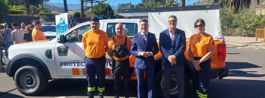 Teodoro Sosa y Pedro Mendoza, junto al nuevo vehículo de Protección Civil y a integrantes del Cuerpo