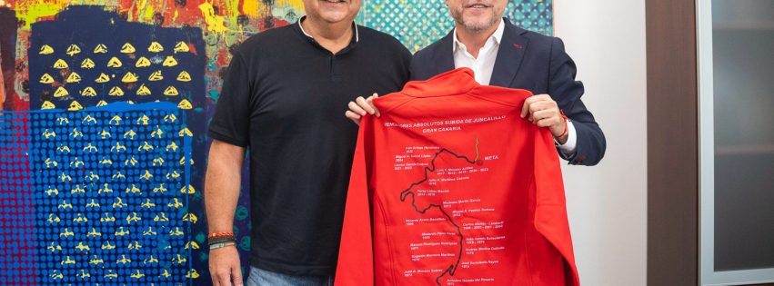 Teodoro Sosa y Pepe Monzón con la chaqueta conmemorativa de la 30 edición de la Subida de Juncalillo