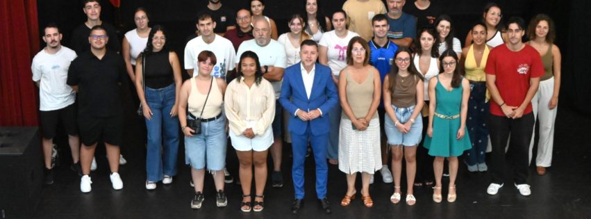 Teodoro Sosa y Rita Cabrera junto al alumnado becado y familiares 1