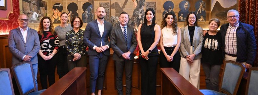 Toma de posesión de María Zarzo a la izquierda de Teodoro Sosa junto a la corporación y técnicos municipales