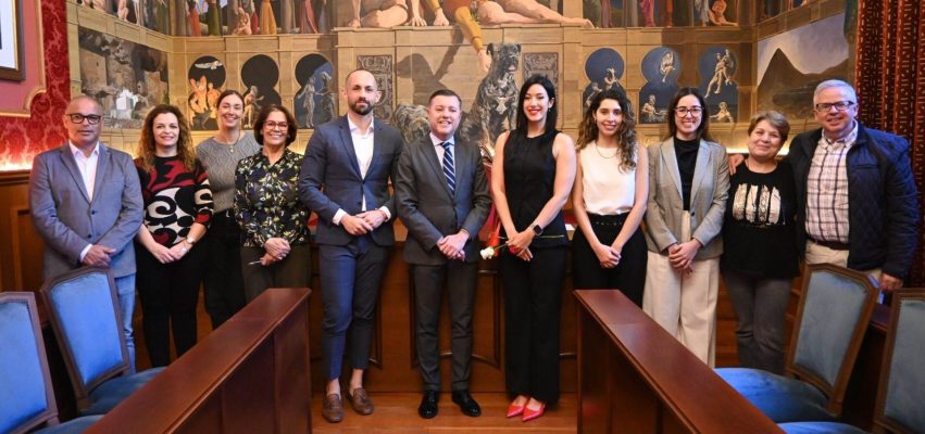 Toma de posesión de María Zarzo a la izquierda de Teodoro Sosa junto a la corporación y técnicos municipales