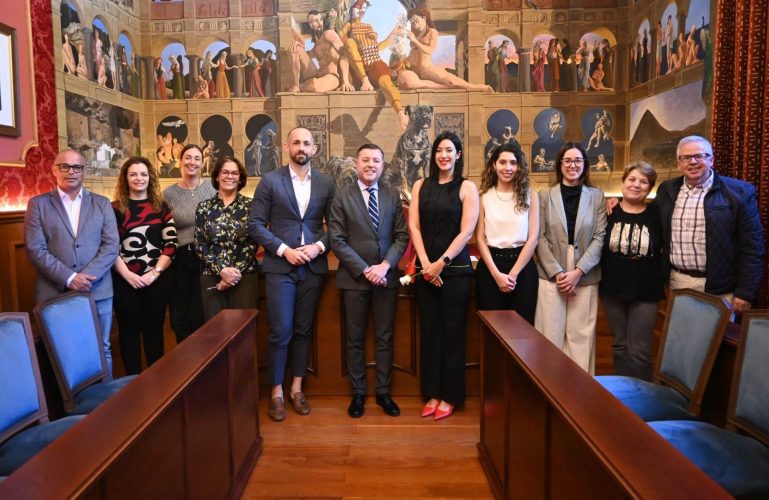 Toma De Posesión De María Zarzo A La Izquierda De Teodoro Sosa Junto A La Corporación Y Técnicos Municipales