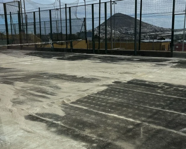 Trabajo De Rehabilitación De Las Pistas De Pádel, Con El Césped Ya Retirado