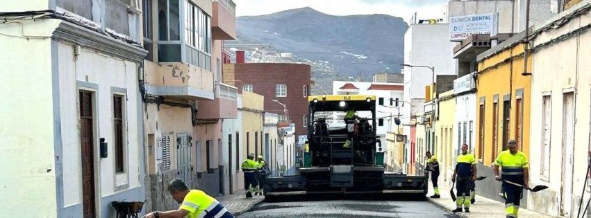 Trabajos de asfaltado en la calle Párroco Martín Morales la principal vía de salida de La Atalaya