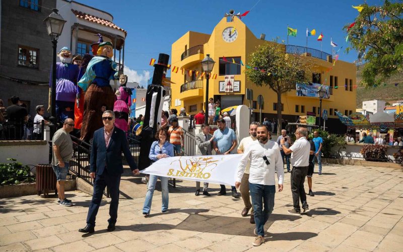 Traslado de la bandera de las Fiestas Principales de San Isidro en la plaza del barrio
