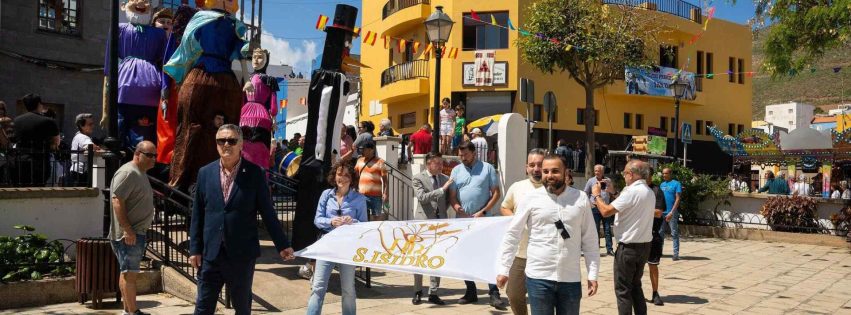 Traslado de la bandera de las Fiestas Principales de San Isidro en la plaza del barrio