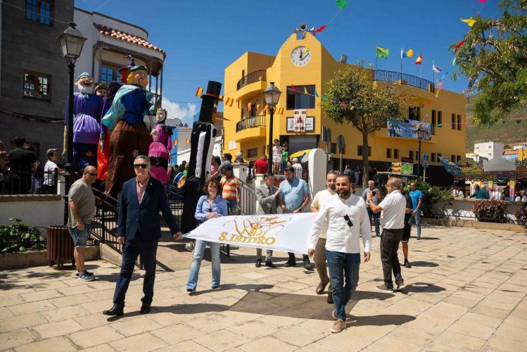 Traslado De La Bandera De Las Fiestas Principales De San Isidro En La Plaza Del Barrio