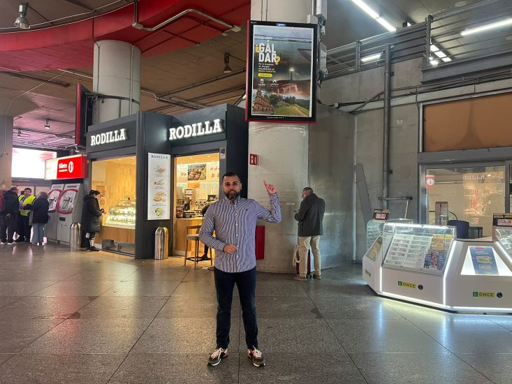 Ulises Miranda Guerra, concejal de Turismo, junto a la promoción de Gáldar en la Estación de Atocha