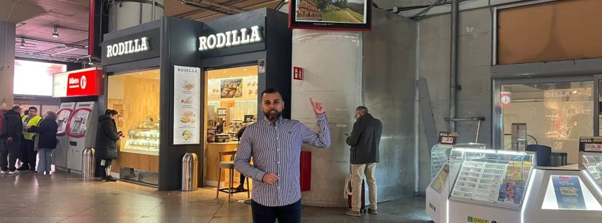 Ulises Miranda Guerra, concejal de Turismo, junto a la promoción de Gáldar en la Estación de Atocha