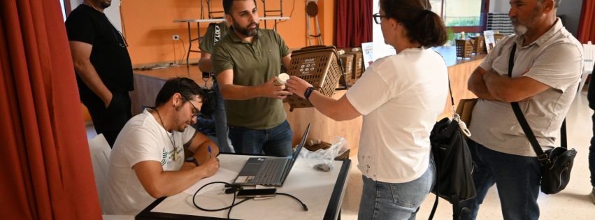 Ulises Miranda entrega uno de los contenedores a una vecina de San Isidro