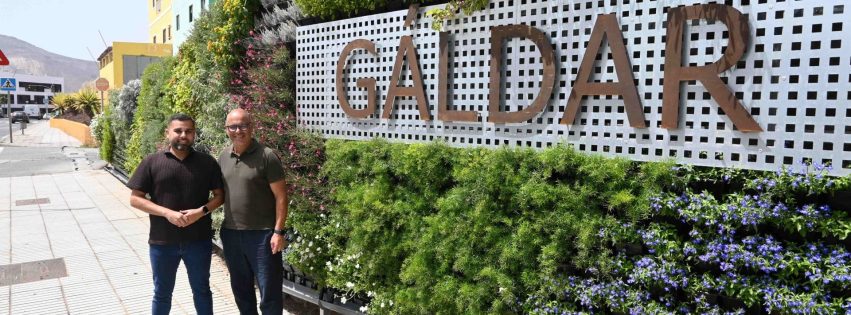 Ulises Miranda y Nicolás Mederos junto al jardín vertical situado junto a los lavaderos de Rojas