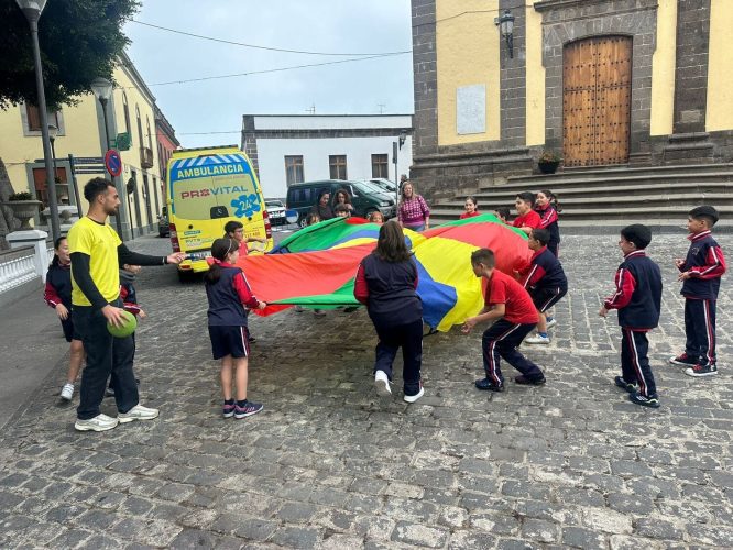 Un Grupo De Escolares Jugando Al Paracaídas De La Vida