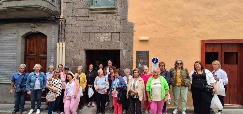 Un grupo de visitantes a la entrada del Museo Néstor Álamo, edificio donde se encuentra la Oficina de Turismo municipal