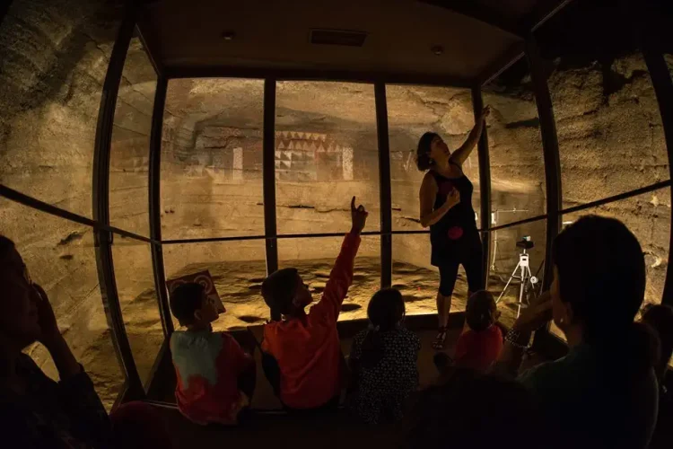 Un Momento De La Actividad 'cueva Pintada En Familia'