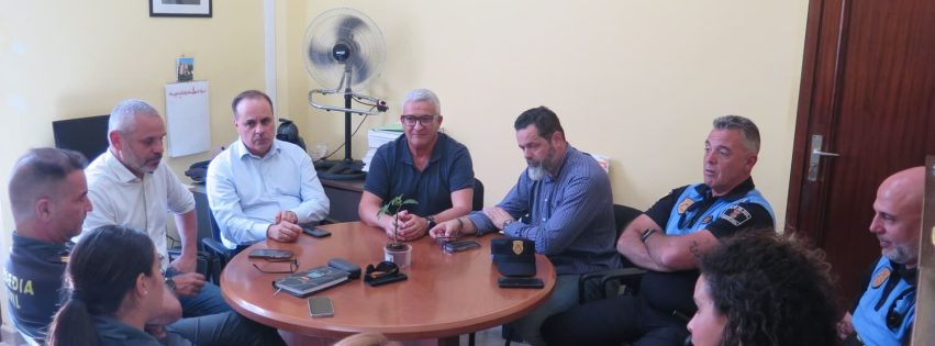 Un momento de la reunión de coordinación del alcalde Alfredo Gonçalves junto a concejales y representantes de las fuerzas de seguridad en el municipio