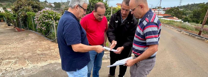 Un momento de la visita hoy a las medianías con el técnico municipal
