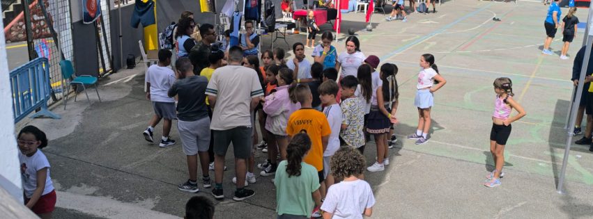 Varios clubes deportivos se instalaron en carpas donde ofrecían información y la posibilidad de inscribirse de manera oficial la próxima temporada