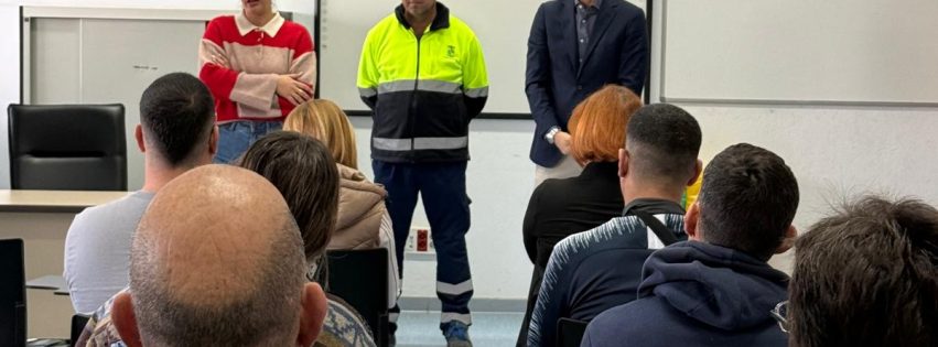 Victor Hernaìndez y Yara Caìrdenes dan la bienvenida a los trabajadores que forman parte del Plan de Empleo Municipal