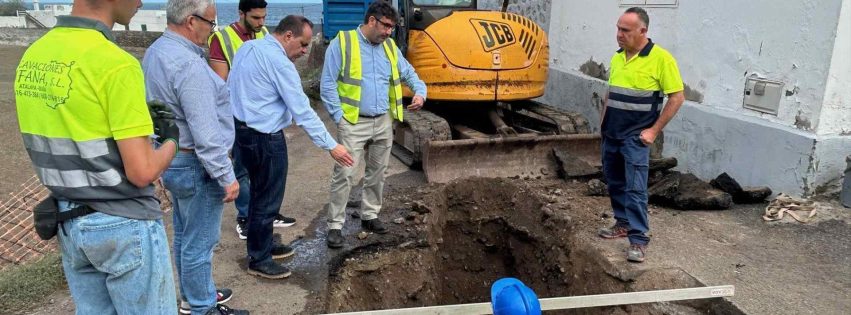 Visita de los concejales de Urbanismo, José Manuel Santana, y de Obras, Juan Jiménez, a los trabajos de mejora de la red de saneamiento de San Felipe (1)
