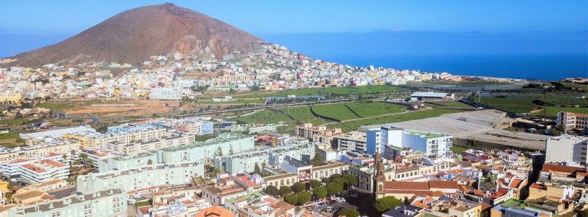 Vista del casco de Guía y al fondo La Atalaya y Becerril 2 2