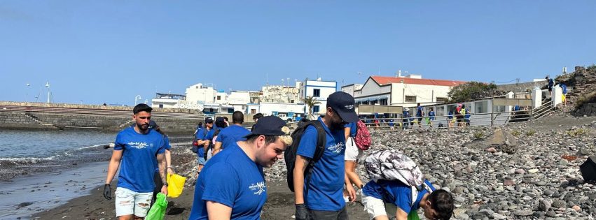 Voluntarios recogiendo residuos en una limpieza de litoral de Fred. Olsen Express Voluntarios recogiendo residuos en una limpieza de litoral de Fred. Olsen Express