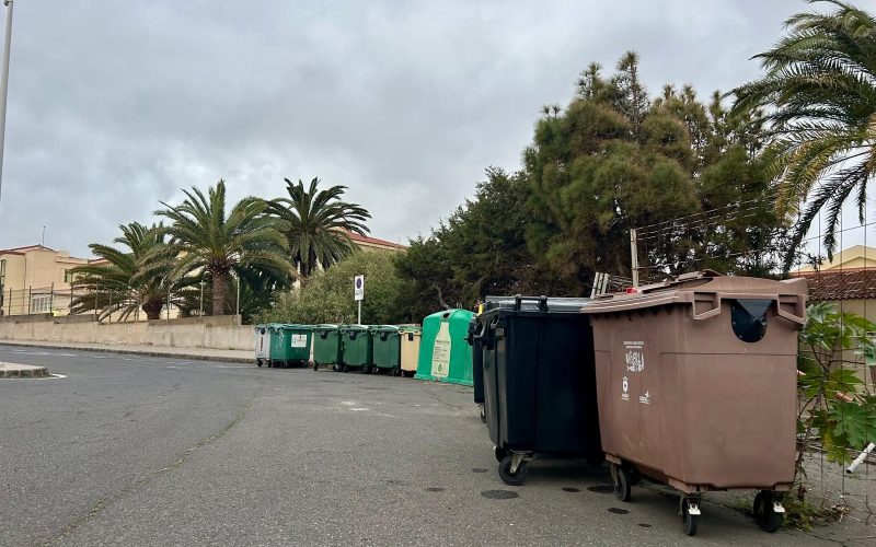 Zona de contenedores situada junto al IES Noroeste y Camp Obispo Padre Cueto