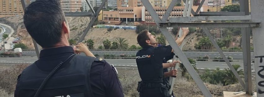 Policia Nacional salva a una mujer Policia Nacional salva a una mujer