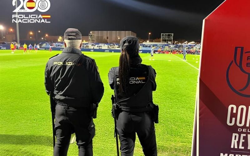 Policia Nacional en Campo de Fútbol